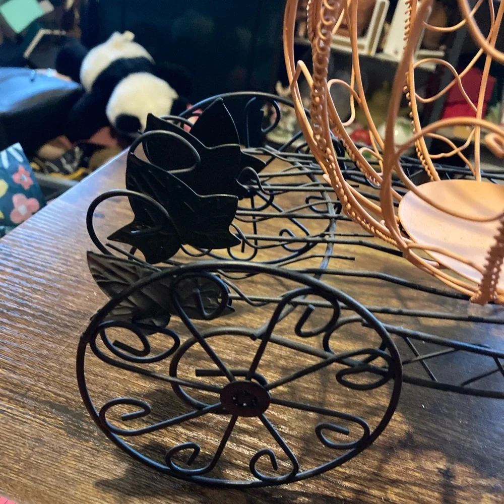 Cinderella pumpkin carriage made of orange and black wire - Picture 3 of 14